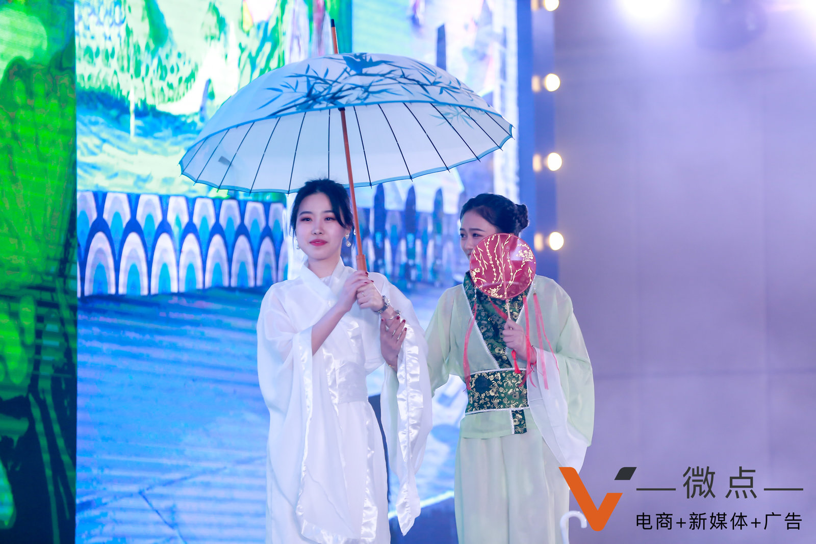 �c�����еć��L(f��ng)��ʽ���݃�(n��i)��