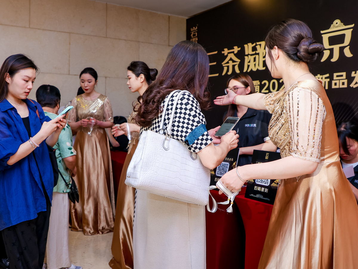 會務禮儀人員引導參會者入場簽到