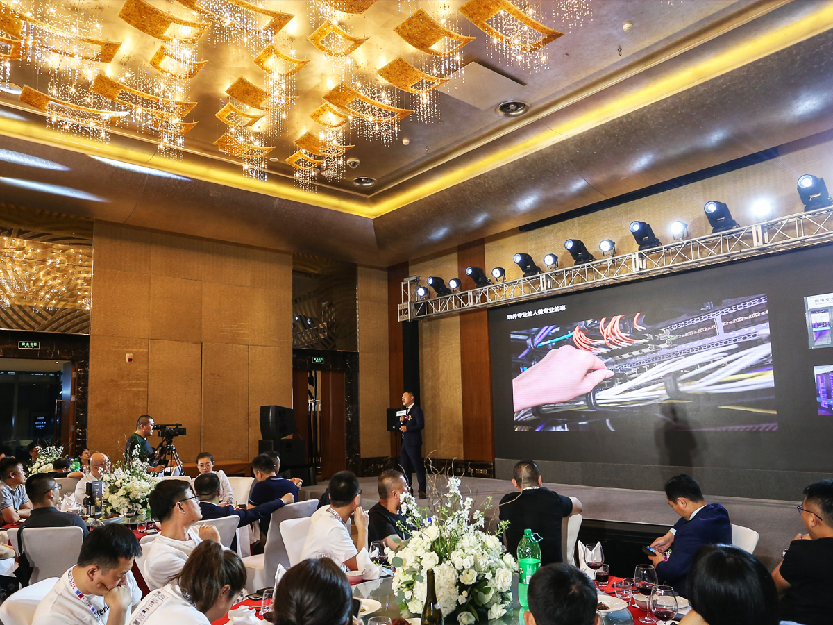 品牌發(fā)布會現(xiàn)場CEO演講致辭